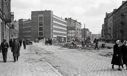 Historyczny widok ulicy Topolowej i przyszłej Alei Niepodległości